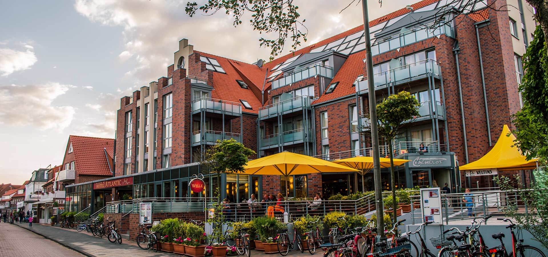 Außenansicht vom Hotel Atlantic Juist mit Terrasse