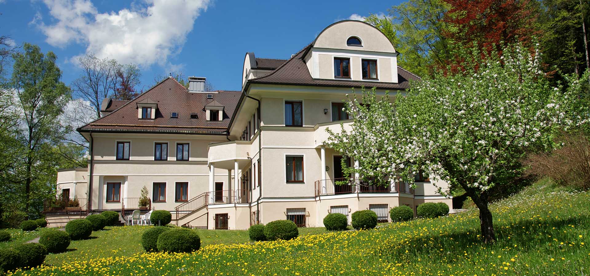 Außenansicht der Villa Toscana in Füssen mit Garten und Obstbaum
