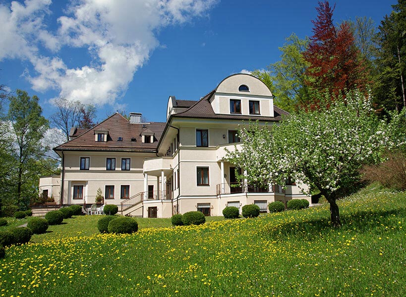 Außenansicht der Villa Toscana in Füssen mit Garten und Obstbaum