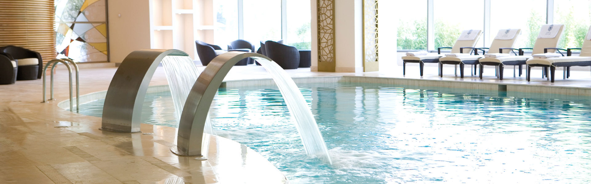 Ansicht auf den Innenpool eines Hotels der Libertas Hotels