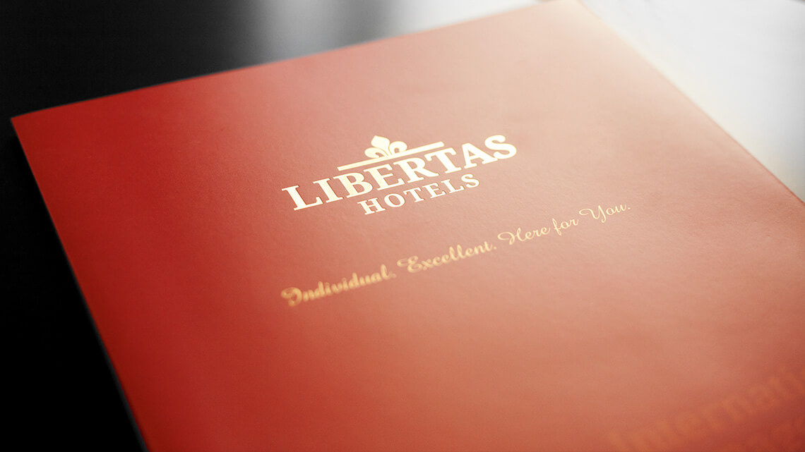 Ansicht auf die Vorderseite der Präsentationsmappe der Libertas Hotels mit Goldprägung
