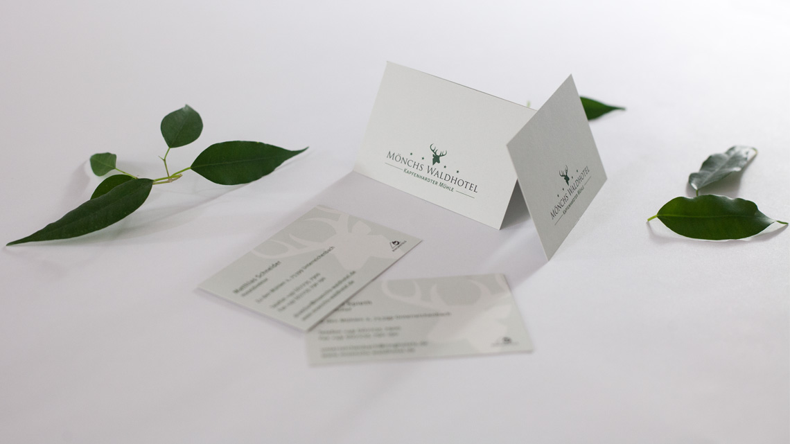 Ansicht auf vier Visitenkarten im Corporate Design des Mönchs Waldhotel