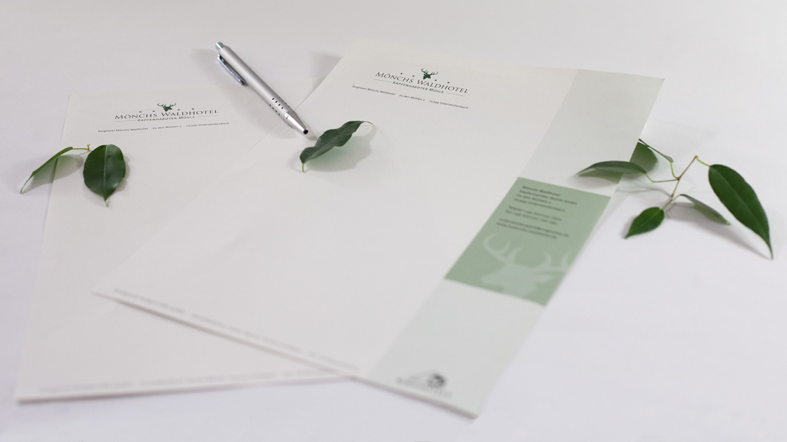 Ansicht auf zwei Briefpapiere im Corporate Design des Mönchs Waldhotels