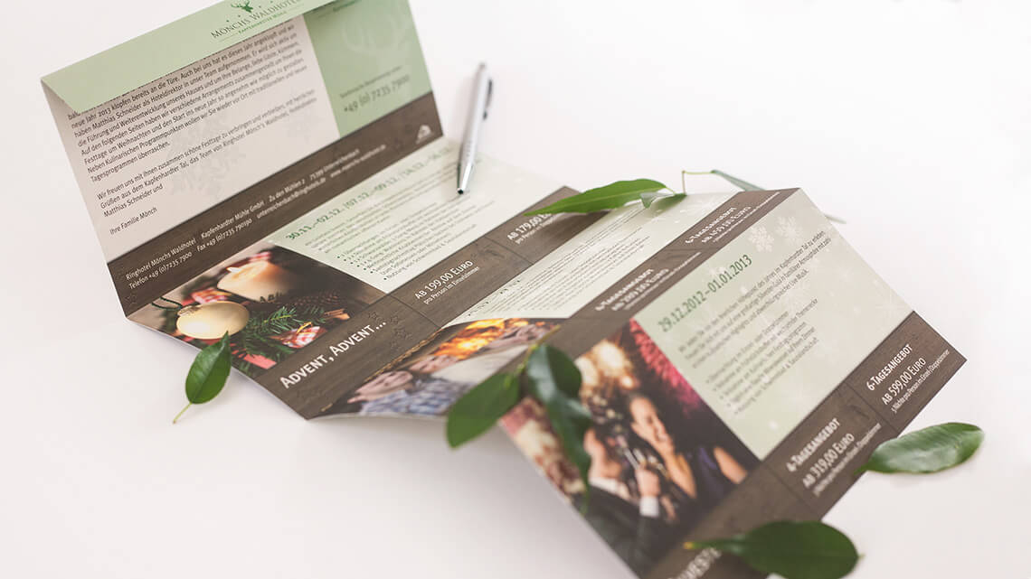 Ansicht auf ein ausgeklapptes Mailing vom Mönchs Waldhotel