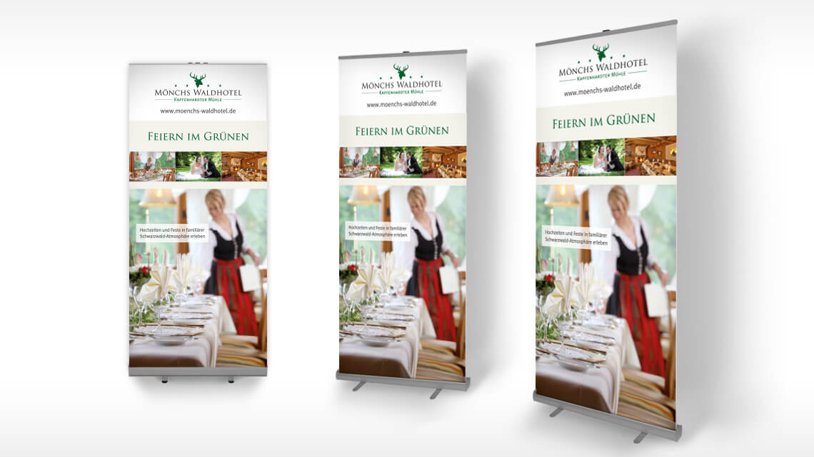 Ansicht auf drei Roll-Ups mit dem Corporate Design vom Mönchs Waldhotel