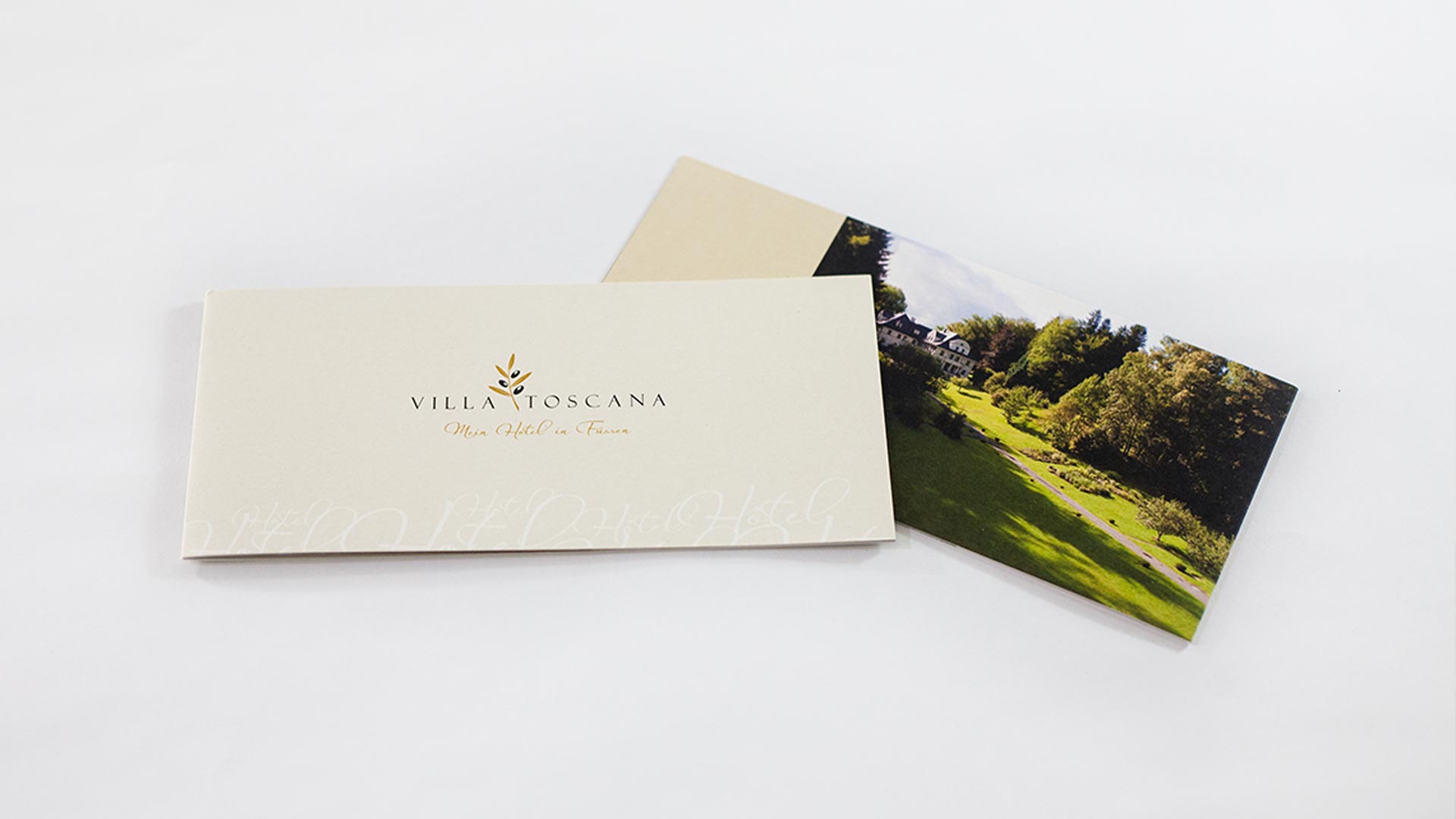 Darstellung der Vorder- und Rückseite einer Imagebroschüre der Villa Toscana