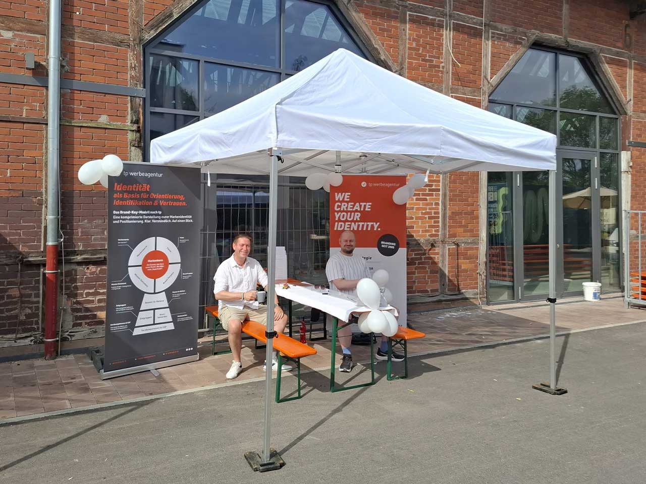 Ein Infostand mit Mann bevor die Veranstaltung losgeht.