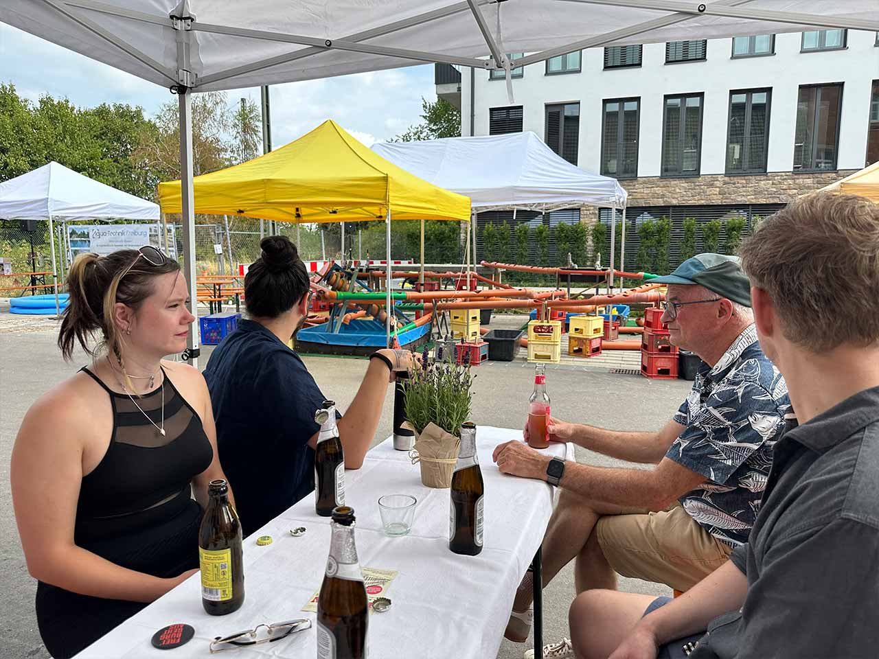 An einem Tisch sitzende Menschen
