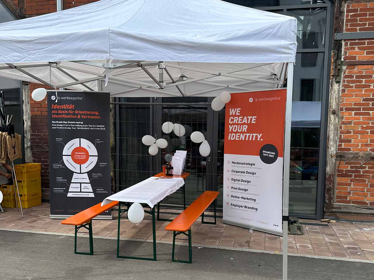 Ein Infostand bevor die Veranstaltung losgeht.